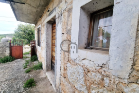 Autohtona kamena kuća smještena u pitoresknom zaleđu Primoštena, Primošten, Ev