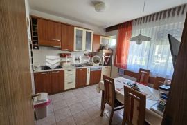 Osijek, Jug 2, kuća u nizu s prekrasnim dvorištem 100 m2, Osijek, Casa