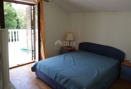 ZADAR, VRSI - Elegantna Apartmanska Kuća s Prostranim Zelenim Dvorištem, Svega 50 Metara od Obale!, Vrsi, House