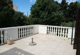 ZADAR, VRSI - Elegantna Apartmanska Kuća s Prostranim Zelenim Dvorištem, Svega 50 Metara od Obale!, Vrsi, House