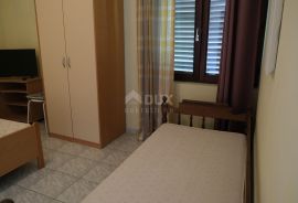 ZADAR, VRSI - Elegantna Apartmanska Kuća s Prostranim Zelenim Dvorištem, Svega 50 Metara od Obale!, Vrsi, House