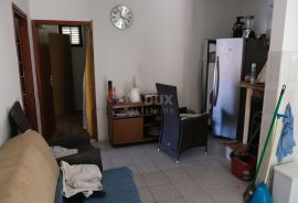 ZADAR, VRSI - Elegantna Apartmanska Kuća s Prostranim Zelenim Dvorištem, Svega 50 Metara od Obale!, Vrsi, Haus