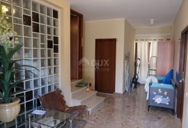 ZADAR, VRSI - Elegantna Apartmanska Kuća s Prostranim Zelenim Dvorištem, Svega 50 Metara od Obale!, Vrsi, House