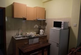 ZADAR, VRSI - Elegantna Apartmanska Kuća s Prostranim Zelenim Dvorištem, Svega 50 Metara od Obale!, Vrsi, House