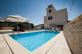 DALMACIJA, TISNO - Boutique hotel prvi red do mora, Tisno, Commercial property