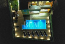 Izvrsna prilika, atraktivna kuća sa bazenom u Kaštel Lukšiću!!!, Kaštela, Maison