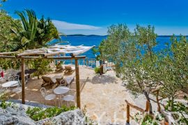 Kuća sa privatnom plažom u gradu Hvaru, Hvar, House