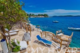 Kuća sa privatnom plažom u gradu Hvaru, Hvar, House