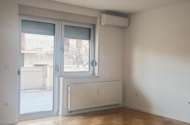 Trosoban stan dvostrane orijentacije u srcu Španskog!, Stenjevec, Appartment