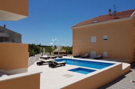 PRILIKA! Villa s 3 apartmana - 100m od mora, Novalja, Famiglia