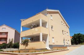 PRILIKA! Villa s 3 apartmana - 100m od mora, Novalja, بيت