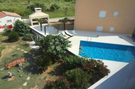 PRILIKA! Villa s 3 apartmana - 100m od mora, Novalja, Haus