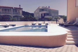 PRILIKA! Villa s 3 apartmana - 100m od mora, Novalja, Famiglia