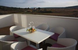 PRILIKA! Villa s 3 apartmana - 100m od mora, Novalja, Famiglia