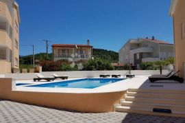 PRILIKA! Villa s 3 apartmana - 100m od mora, Novalja, Haus