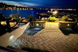 Zadar, Preko prekrasna vila s apartmanima prvi red do mora NKP 344 m2, Preko, Haus