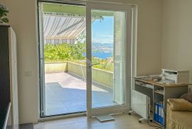 OPATIJA, CENTAR - PRILIKA – fantastičan stan iznad centra Opatije s osunčanom terasom i pogledom na more, Opatija, Apartamento