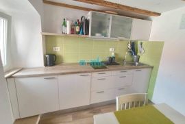 Baška, apartman 50 metara od mora, Baška, Appartement