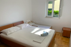 SNIŽENO! Odličan apartman samo 150 m od mora, Supetar, Daire