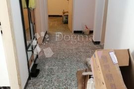 ŠIBENIK, kuća s dva stana i prostranim dvorištem, Šibenik, House