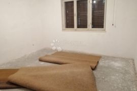 ŠIBENIK, kuća s dva stana i prostranim dvorištem, Šibenik, House