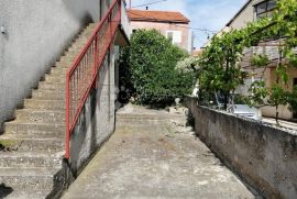 ŠIBENIK, kuća s dva stana i prostranim dvorištem, Šibenik, Casa