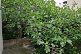 ŠIBENIK, kuća s dva stana i prostranim dvorištem, Šibenik, Maison