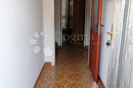 ŠIBENIK, kuća s dva stana i prostranim dvorištem, Šibenik, House