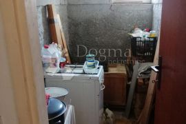 ŠIBENIK, kuća s dva stana i prostranim dvorištem, Šibenik, House