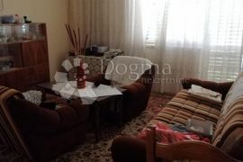 ŠIBENIK, kuća s dva stana i prostranim dvorištem, Šibenik, House