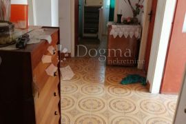 ŠIBENIK, kuća s dva stana i prostranim dvorištem, Šibenik, House