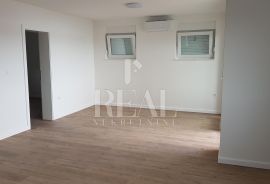 CRIKVENICA-ATRAKTIVNA LOKACIJA, LUKSUZNI 3S+DB, DVA PARKIRNA MJESTA, Crikvenica, Appartment