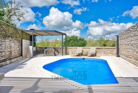 U mirnom mjestu 20km od Poreča prodaje se prekrasna renovirana kamena kuća sa bazenom, Poreč, Casa