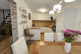 ISTRA, PULA - Kvalitetna obiteljska apartmanska kuća na atraktivnoj lokaciji, Pula, Kuća