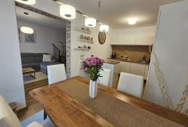 ISTRA, PULA - Kvalitetna obiteljska apartmanska kuća na atraktivnoj lokaciji, Pula, Kuća