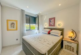 OPATIJA, CENTAR – vrhunski stan u novoj gradnji s namještajem, panoramskim pogledom, garaža, lift, bazen, Opatija, Apartamento