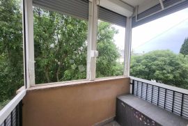 Dvosoban stan s balkonom na TOP lokaciji - 1 KM od mora!, Pula, Flat