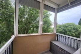 Dvosoban stan s balkonom na TOP lokaciji - 1 KM od mora!, Pula, Flat