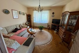 Kuća sa tri stana na odličnoj lokaciji, Medulin, Istra, Medulin, Maison