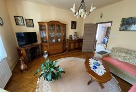 Kuća sa tri stana na odličnoj lokaciji, Medulin, Istra, Medulin, Famiglia