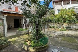 Izvrsna prilika, kamena kuća sa tri studio apartmana u Trogiru!!, Trogir, Famiglia