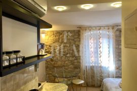 Izvrsna prilika, kamena kuća sa tri studio apartmana u Trogiru!!, Trogir, Дом