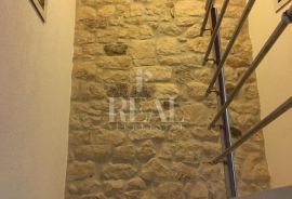 Izvrsna prilika, kamena kuća sa tri studio apartmana u Trogiru!!, Trogir, Ev