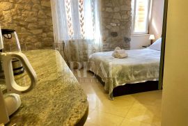 Izvrsna prilika, kamena kuća sa tri studio apartmana u Trogiru!!, Trogir, Дом