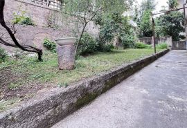 RIJEKA, BULEVARD - 3SKL prizemlje talijanske vile s okućnicom i konobom, Rijeka, Stan