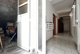 RIJEKA, BULEVARD - 3SKL prizemlje talijanske vile s okućnicom i konobom, Rijeka, Kвартира