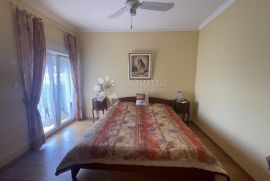 Villa 700m2 sa bazenom i teniskim terenom, Crikvenica, Дом