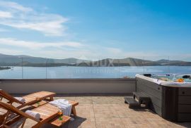 DALMACIJA, ŠIBENIK - Luksuzna villa sa bazenom nogometnim igralištem i saunom, Šibenik, Casa