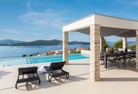 DALMACIJA, ŠIBENIK - Luksuzna villa sa bazenom nogometnim igralištem i saunom, Šibenik, Ev