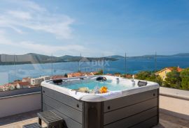 DALMACIJA, ŠIBENIK - Luksuzna villa sa bazenom nogometnim igralištem i saunom, Šibenik, Σπίτι